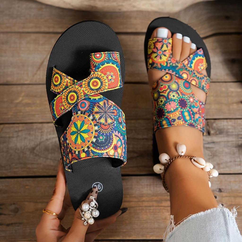 Neue, stilvolle, große, flache Damensandalen, neue modische, lässige, flache Damenpantoffeln.