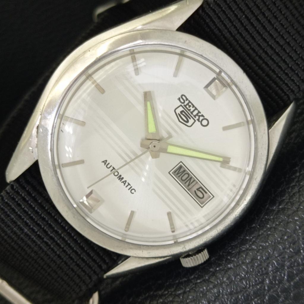 VINTAGE SEIKO 5 AUTOMATIC 7009A JAPAN MENS SILVER COLOR DIAL WATCH a701573-5 R206b-a701573