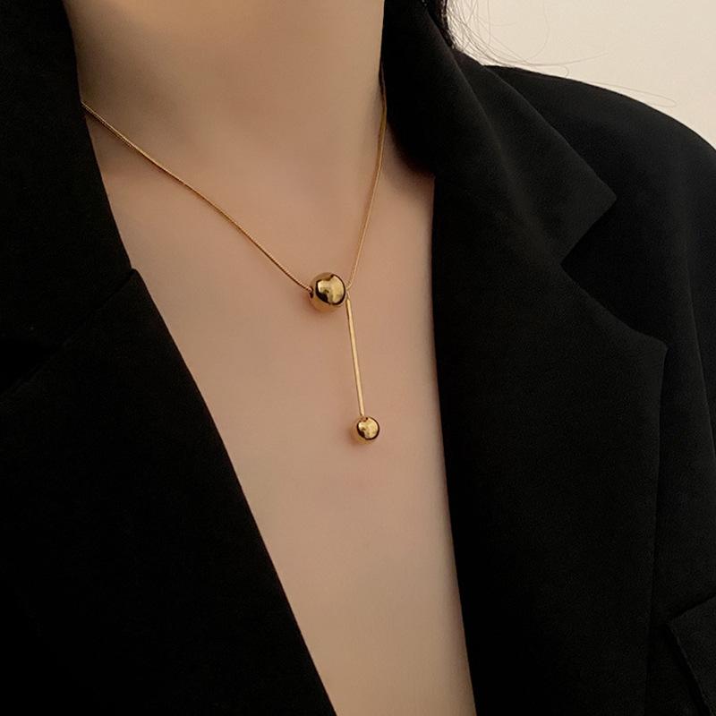 2024 Gold Ball Titanium Steel Necklace: Light Luxury Niche Clavicle Chain with Women's Responsive Design Pendant
