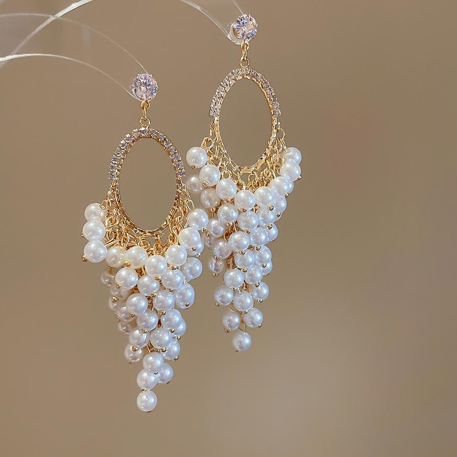 European and American pearl petal fringed earrings light luxury high-end stud earrings temperament versatile earrings design sense niche