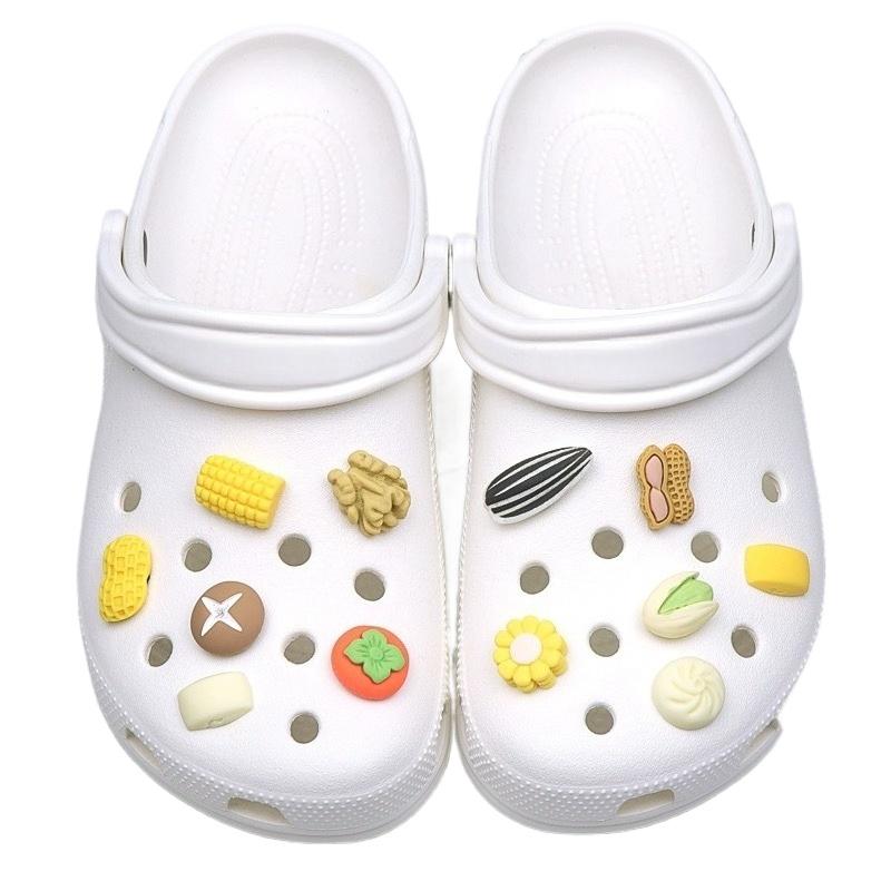12 Stück Mode Schuhanhänger Set Zubehör Lochschuhschnalle Kreative Cartoon Lebensmittel Spielzeug DIY 3D Schuhdekorationen