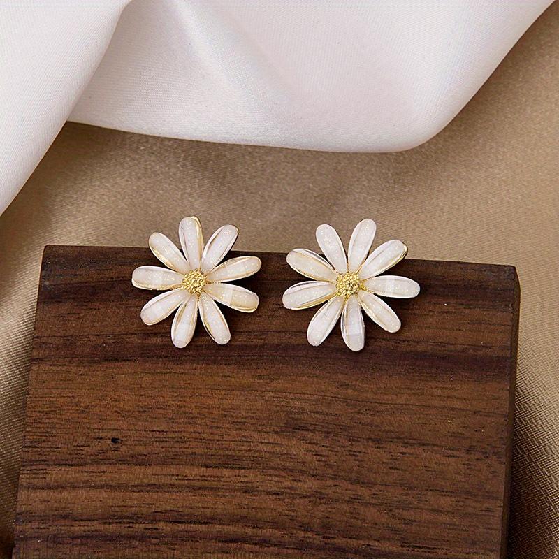 1 Pair of Elegant Daisy Earrings, White Flowers with A Gold Center, Shiny Effect Design, Preferred for Daily Wear