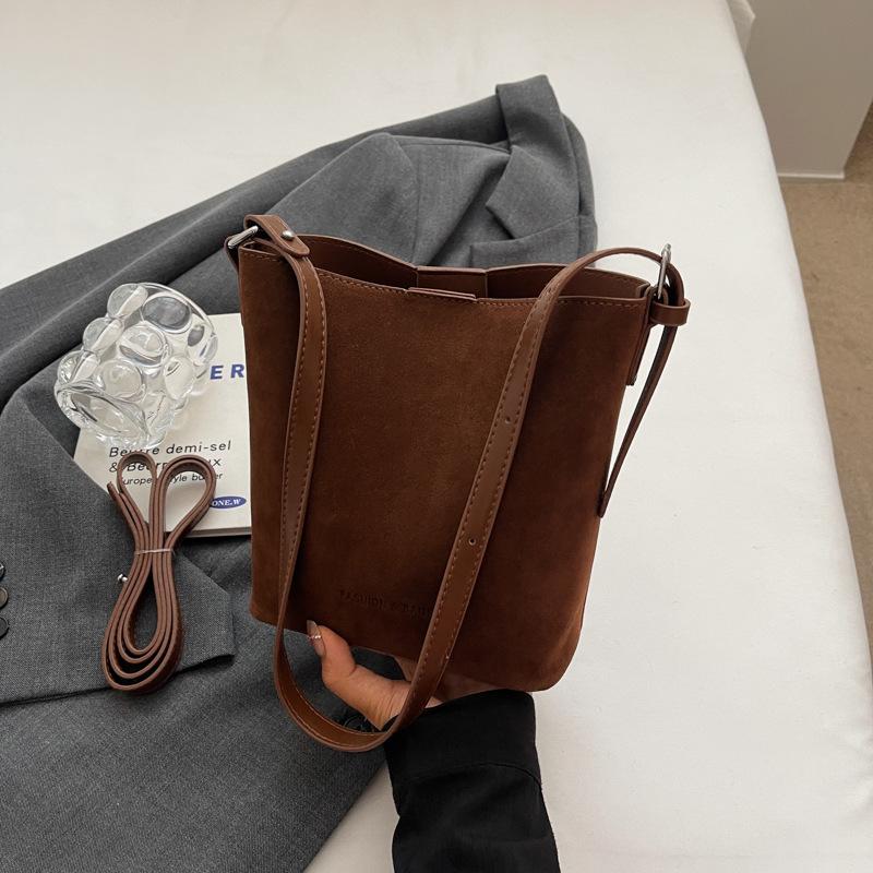 Autumn tote bag large-capacity female student new shoulder high-value bag simple commuter bucket bag