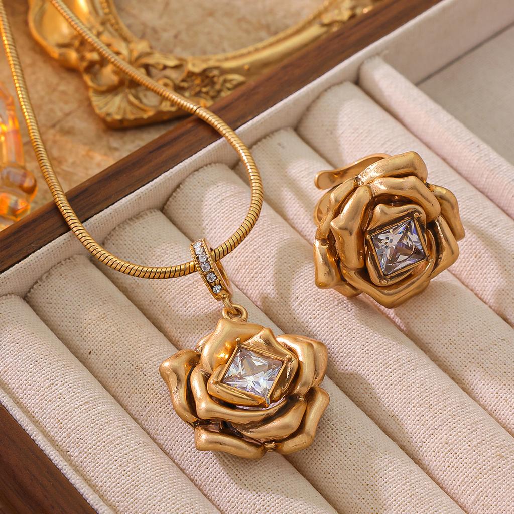 Mittelalterliches Vintage Schmuckset Vintage Rose mit Zirkonia Halskette Brosche Ring Ohrstecker