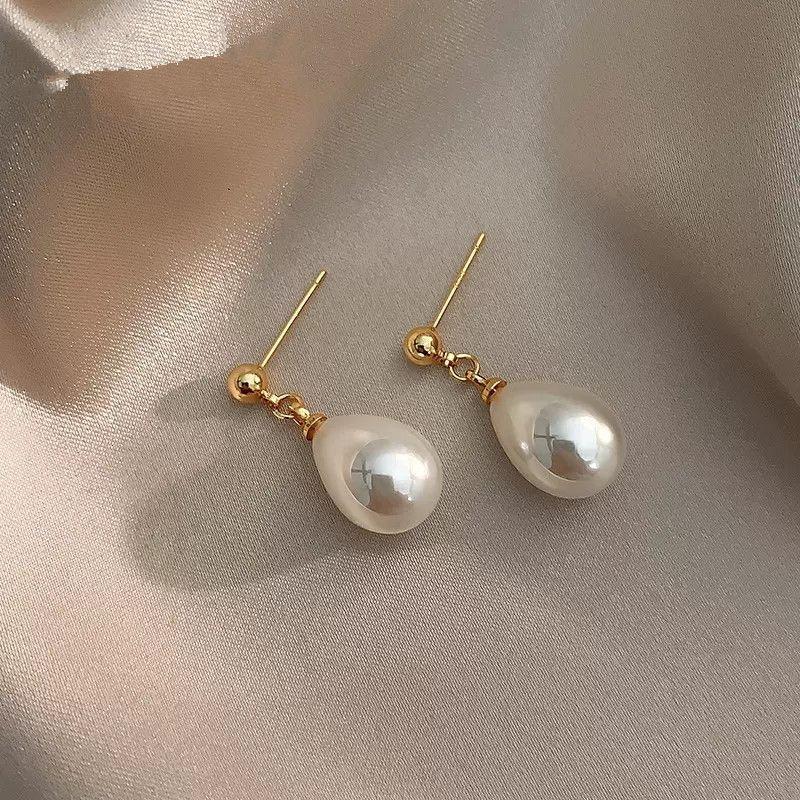 

Серьги-пусеты Французская легкая роскошь 2025 из позолоченного металла с цветком из пресноводного жемчуга и бриллиантами