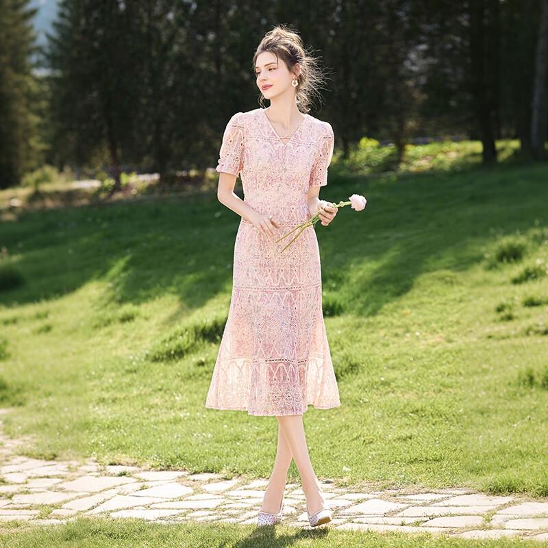 Elegantes Midi-Kleid mit V-Ausschnitt, Stickerei und hoher Taille