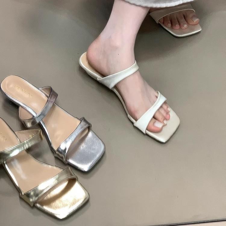 Zehentrenner coole Hausschuhe Damen 2025 Sommer neu sexy eckige Spitze Ein-Wort-Slipper Sommerbekleidung Pendler lässige Hausschuhe