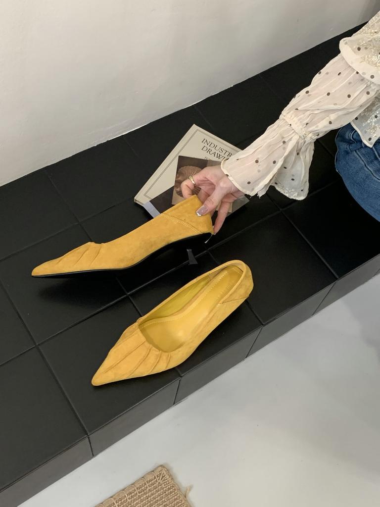 Leuchtend gelbe französische Einzel-Schuhe Damen 2025 Frühling und Herbst neu leichter Mund weiche Sohle Temperament Kitten-Absatz mit Rock High Heels