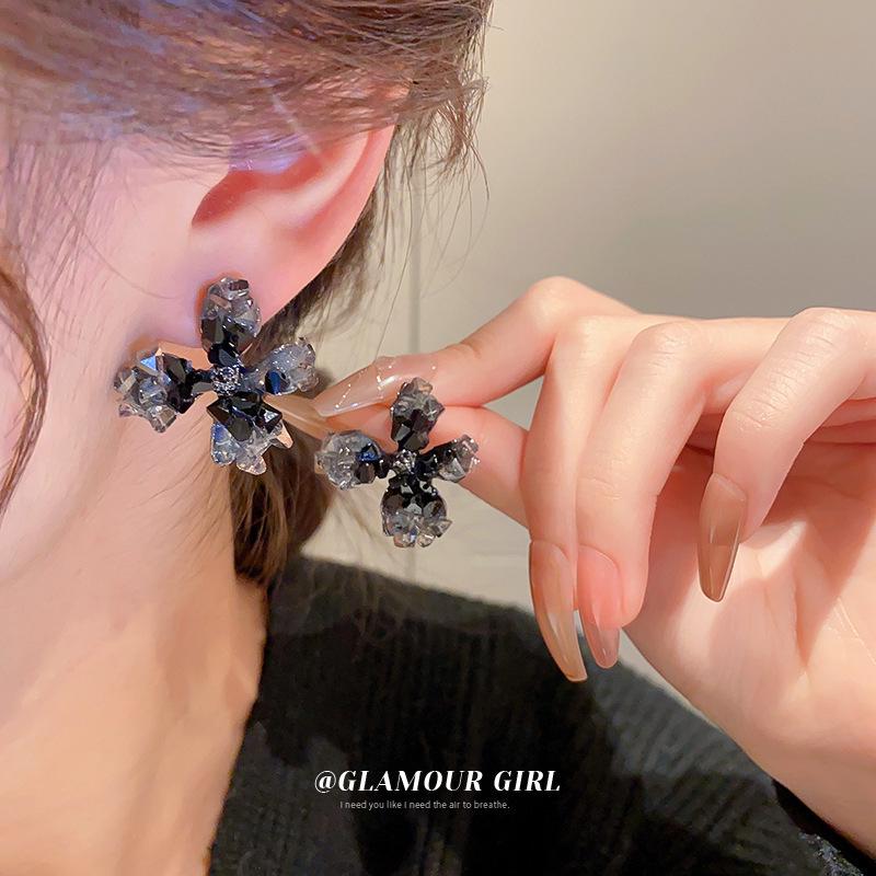 Kolczyki kwiaty wielowarstwowe czarne na srebrnych sztyftach - Eleganckie, wysokiej klasy kolczyki sztyfty o wszechstronnym designie.