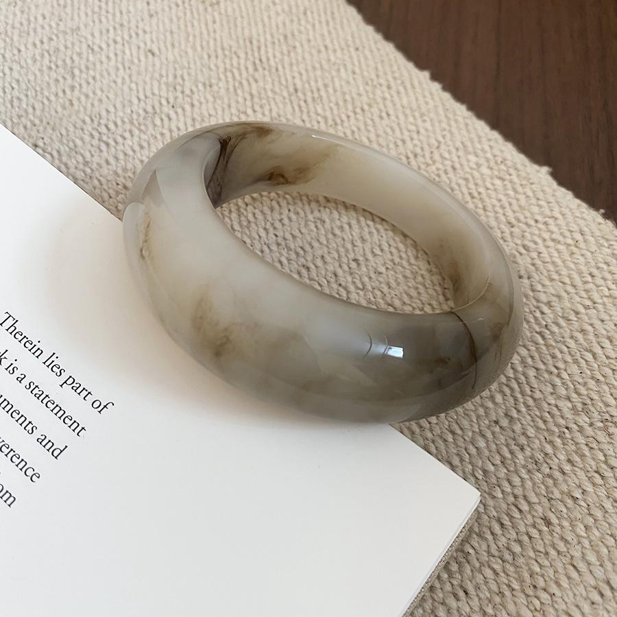 Unique Retro Resin Bracelet: Personalized Fashion Jewelry for Women