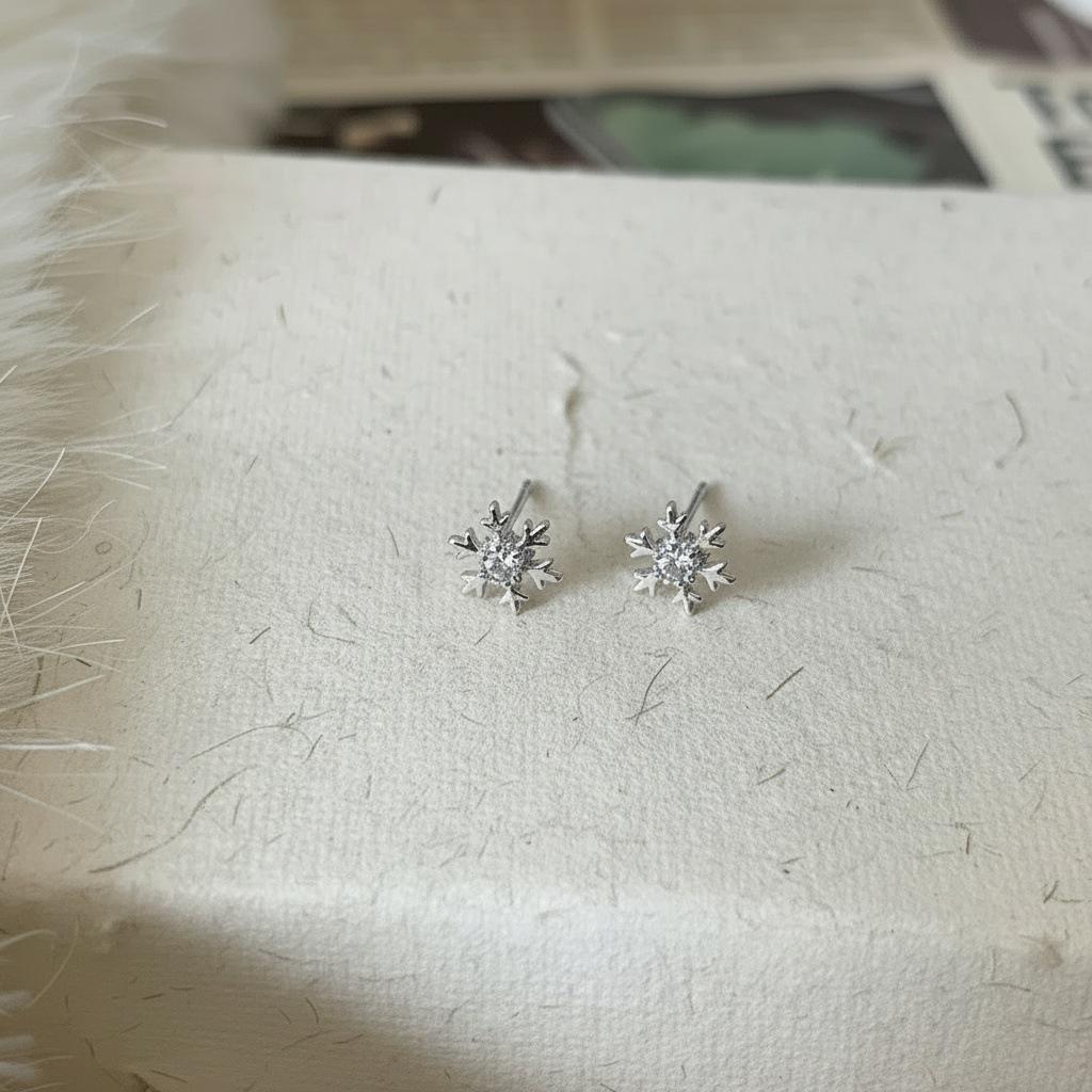 Flash Zircon Snowflake Stud Earrings: Elegant Women's Gift, Light Luxury & Versatile Fashion Design for Christmas.