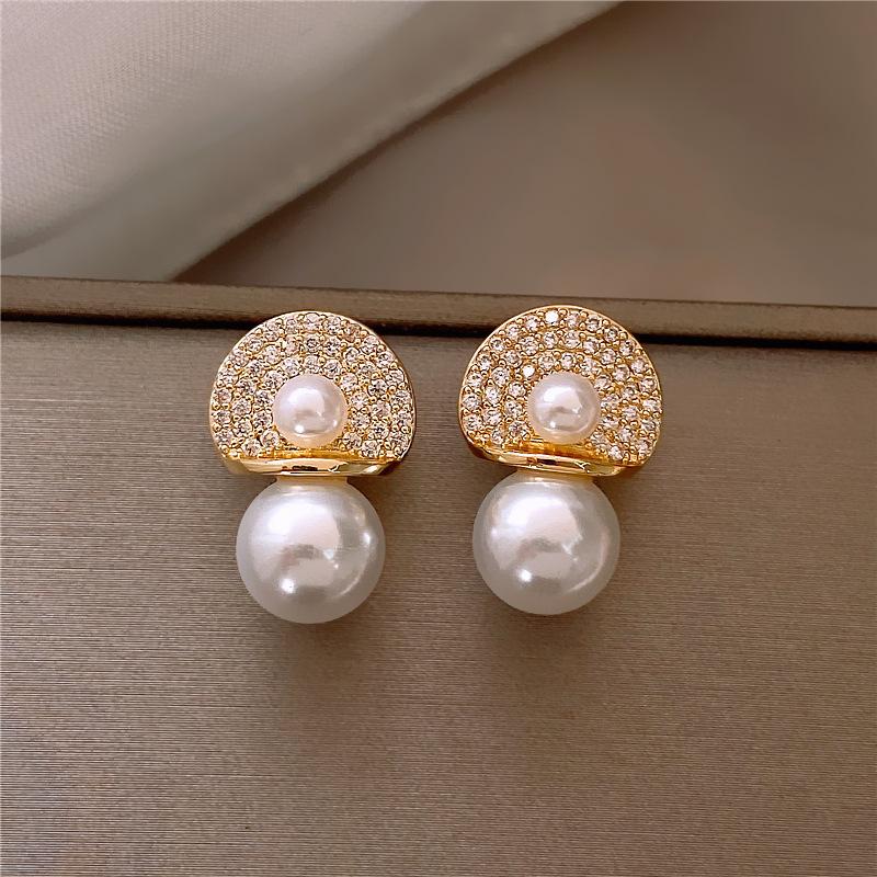 

Temperament Fan Shape Imitation Pearl Crystal Stud Earring for Women Zircon Accessory Wholesale Wedding Christmas Girl Gift