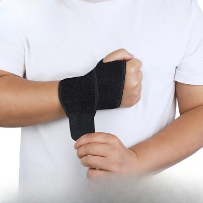 Ein einzelnes atmungsaktives Druckwickel-Handgelenk-Armband Basketball Fitness Bankdrücken Gewichtheben Daumenschnalle TFCC Handgelenkband