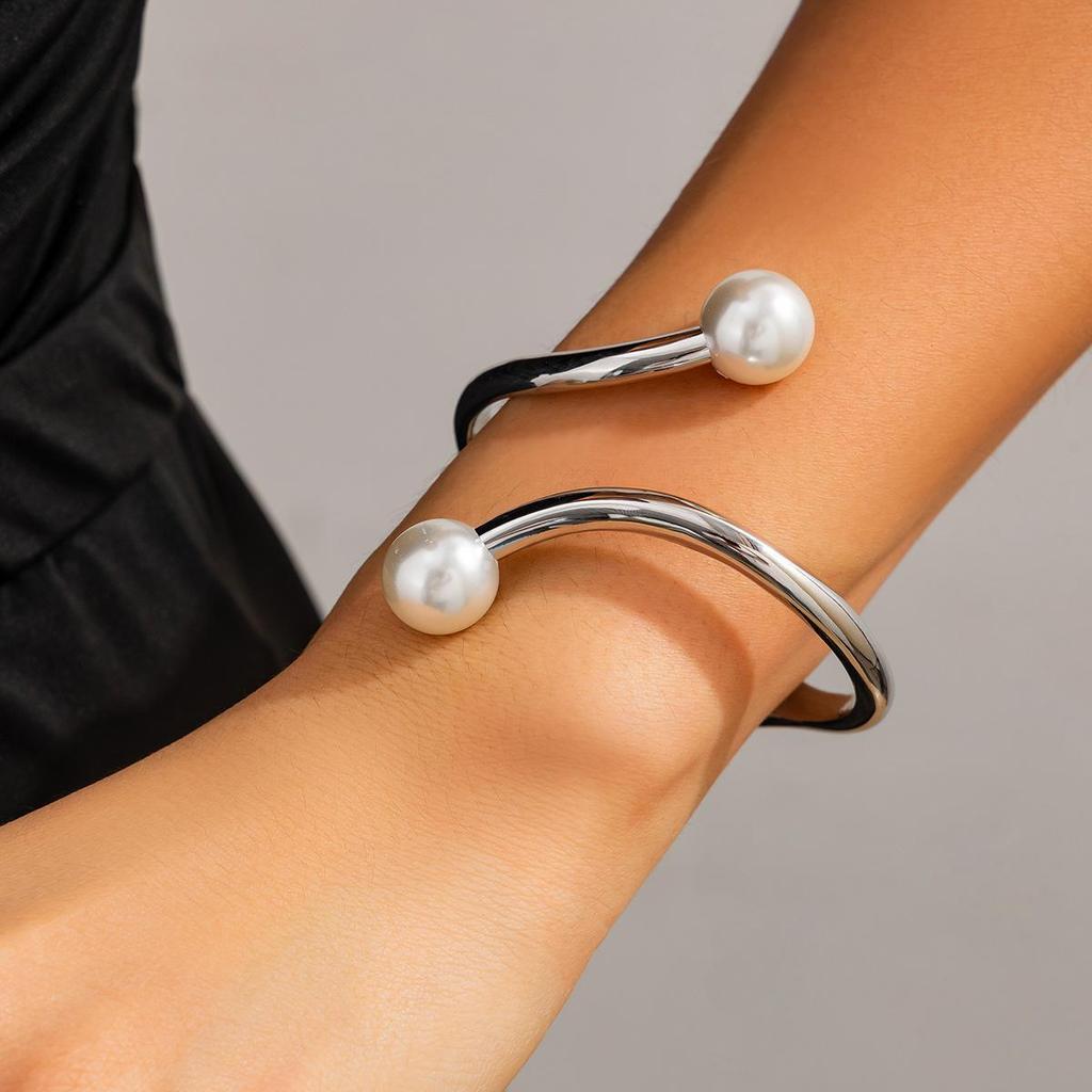 Elegant Irregular Metal Pearl Open Bracelet: European & American Style