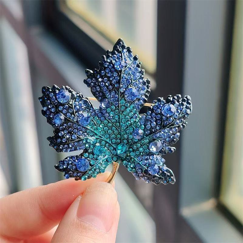 Heavy Industry Crystal Maple Leaf Brooch Women's Exquisite Luxury Simple Brooch Suit Coat Pin Accessories