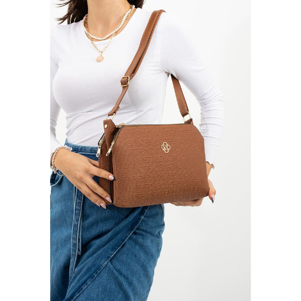 Hochwertige, wasserabweisende Schultertasche mit Kreuzgurt und drei Fächern, in Schwarz mit Textdruck bedruckt