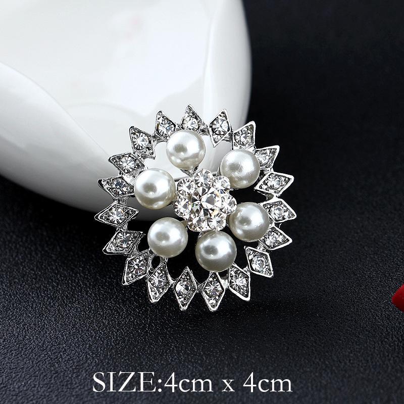 Spilla Corona di Perle e Strass di Cristallo Coreano - Spilla Versatile per Sciarpe da Donna con Spedizione Gratuita