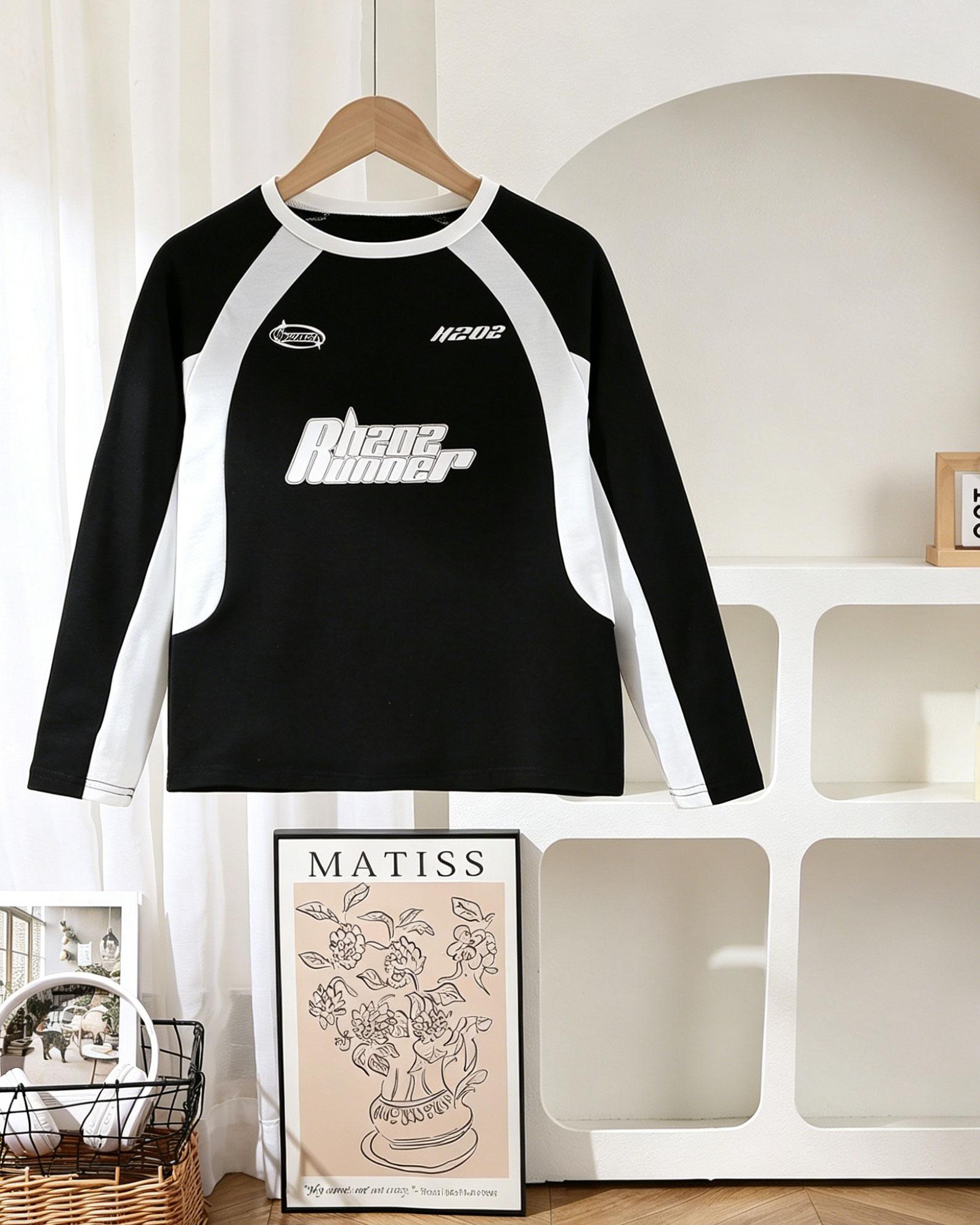 Boys trendy, sporty long-sleeve T-shirt featuring a Runner letter print and a color-block crew neck. 8Y чёрный