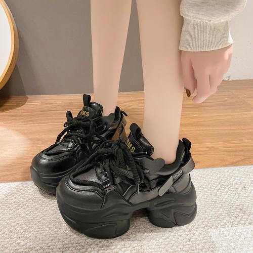 

Модные коричневые туфли в стиле ретро для папы для женщин 2024 года, осенние и зимние кроссовки, новые легкие повседневные спортивные туфли на толстой подошве со скрытым каблуком 39 чёрный