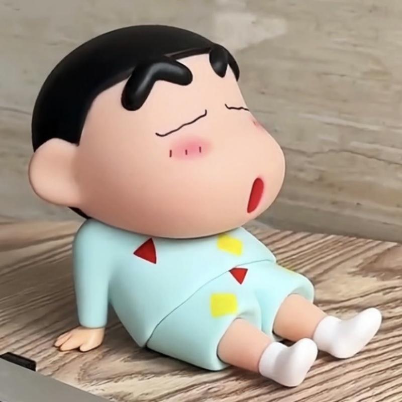 Supporto per Telefono Crayon Shin-Chan, Ornamenti da Scrivania Kawaii Anime, Cartone Animato Guardare la TV, Supporto per Telefono Bambola Carina Decorazioni Giocattoli Regali