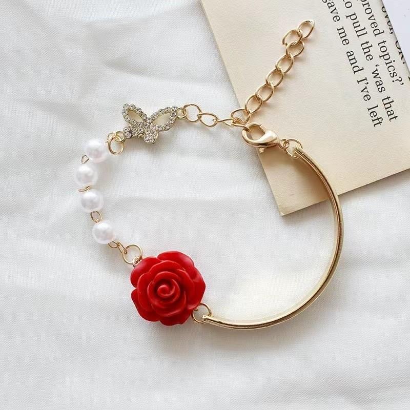 Alloy Stylish Heart Bracelet For Women Modern Highend Fashion Hand Ornament