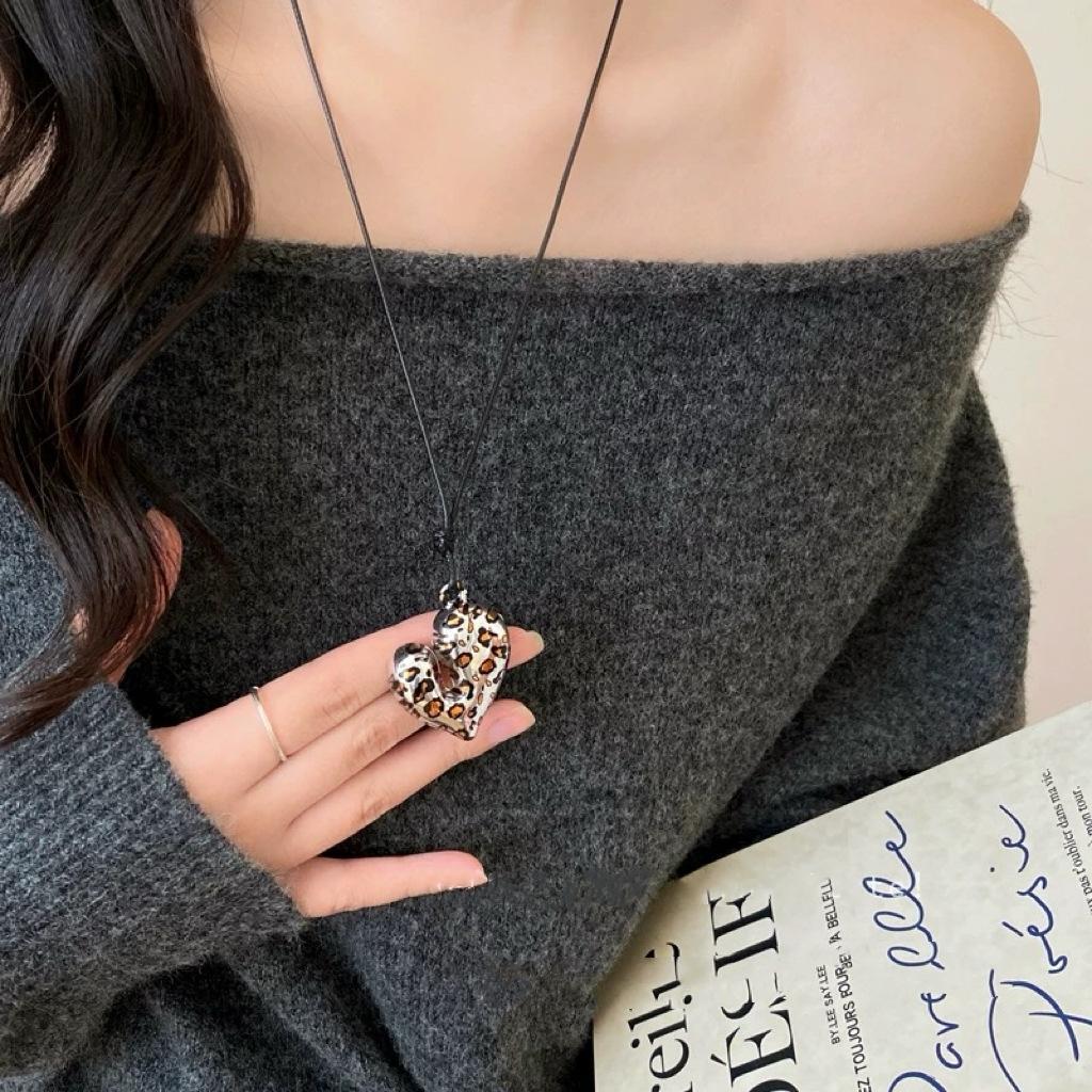 LATS Vintage Leopard Print Irregular Love Star Pendant Necklace Women's Long Sweater Chain Light Luxury Jewelry Accessories Gift