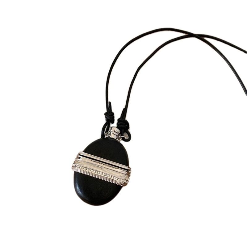 

Stylish Adjustable Wine Flask Shape Pendant Necklace Food Grade Wood Chain Necklaces Suitable for Fashion Outfits срібний