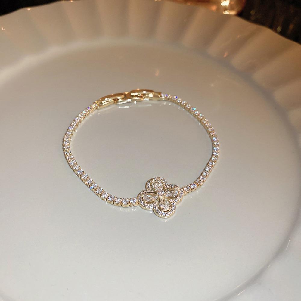 High-end Lucky Four-leaf Clover Bracelet Light Luxury High-end Temperament Hand Jewelry Fashion Design Jewelry