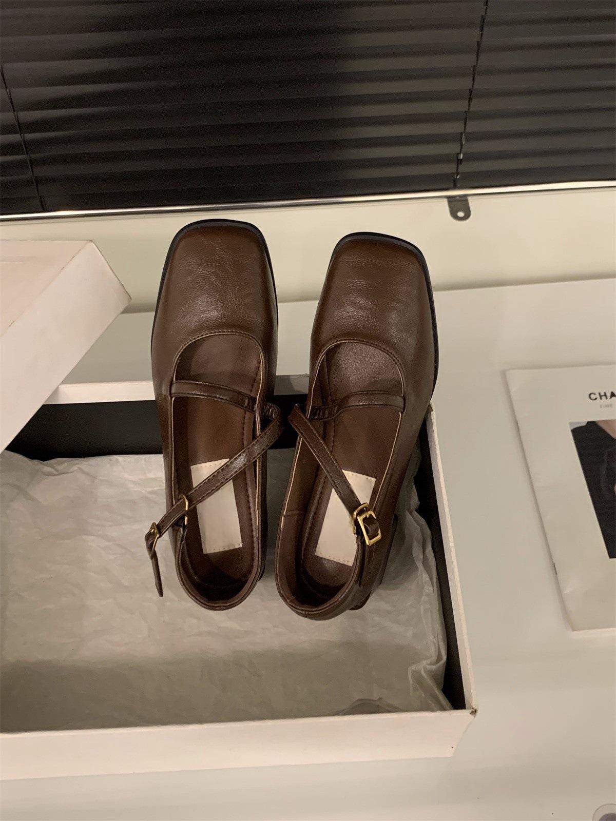 

Нишевые черные туфли на высоком каблуке Мэри Джейн одинарные туфли женская обувь 2024 новые весенне-осенние с юбкой французские маленькие кожаные туфли 39 темно-коричневого