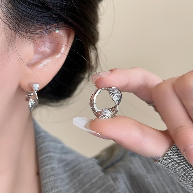 

Серьги-клипсы с неровной витой текстурой, женские простые универсальные геометрические серьги, легкая роскошь, высококлассные серьги, нишевый дизайн