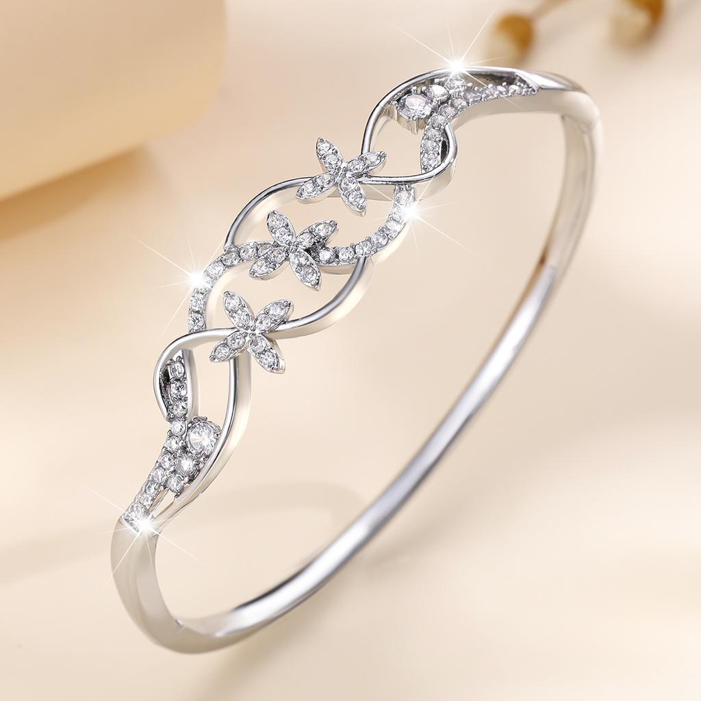 New Ladies Twist Small Flower Niche High-end Temperament Four-leaf Clover Bracelet