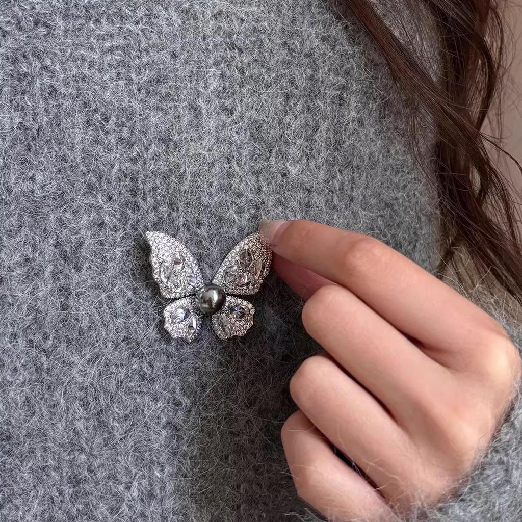 Luxury Butterfly Pearl Brooch for Women - Elegant Autumn/Winter Accessory for Suits and Coats