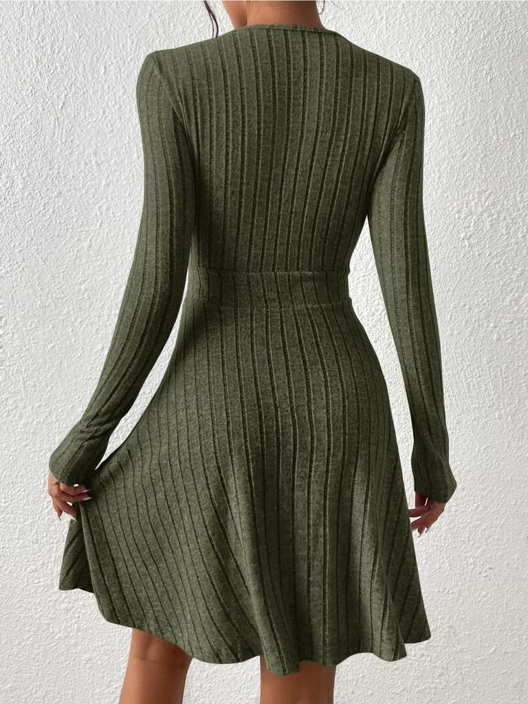Herbst und Winter Neues V-Ausschnitt Sexy Taille A-Linie Regenschirmrock Big Swing Langarm Strickkleid