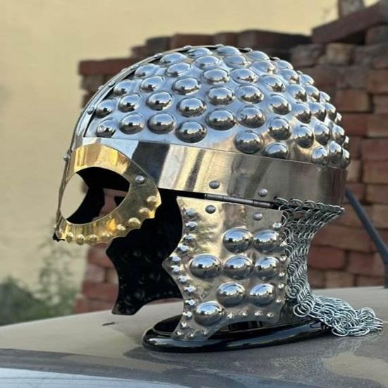 Handgefertigter spartanischer Gladiatorenhelm aus Stahl und Messing mit Kettenhemd – ein tolles Geschenk für Zuhause oder Büro.