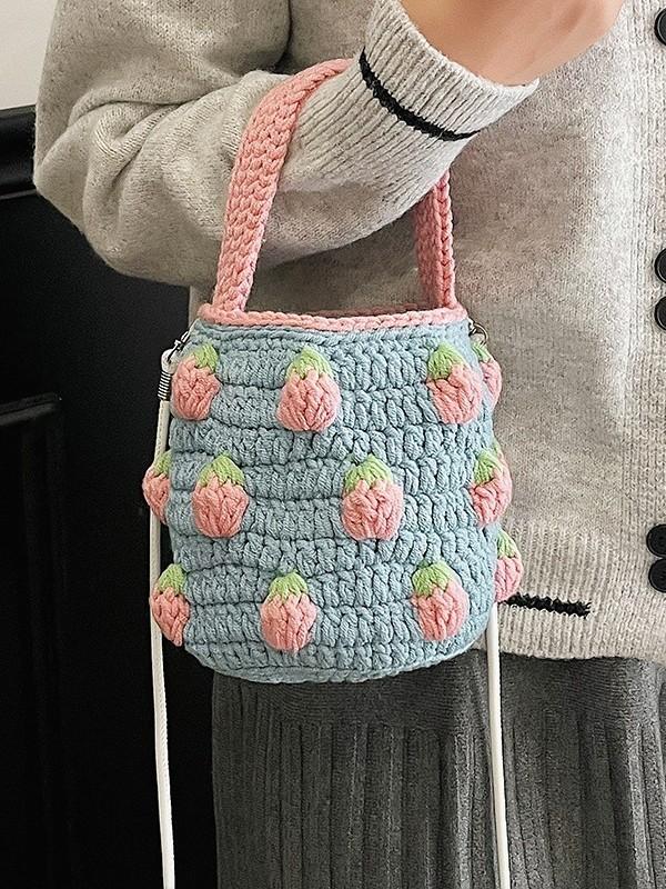 Handgefertigte Stricktasche mit Erdbeer- und Blumenmuster für den lässigen täglichen Gebrauch