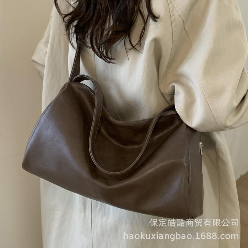 Retro bag women's large capacity 2025 new autumn and winter versatile shoulder messenger bag popular commuter pillow bag this year