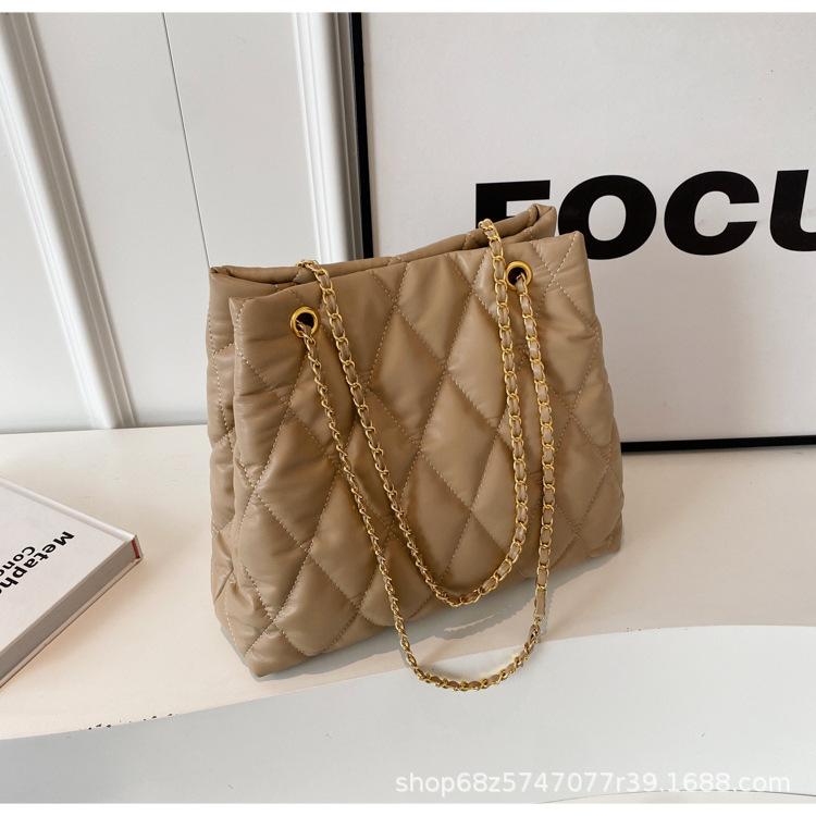 

Premium texture large-capacity bag women s 2025 new autumn and winter fashion diamond tote bag chain shoulder messenger bag хакі