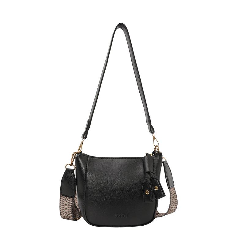 Retro small bag women s autumn and winter versatile 2025 new niche design broadband shoulder messenger bag popular dumpling bag