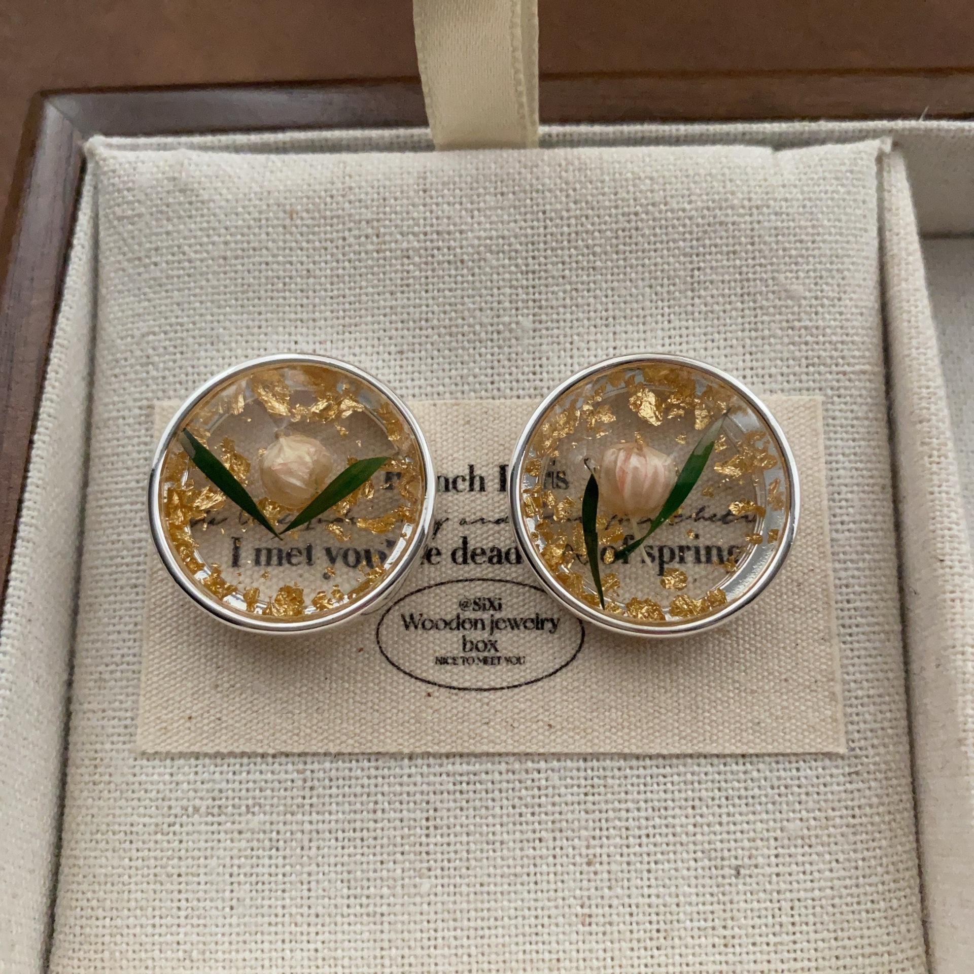 

Natural romantic immortal flower bud stud earrings resin gold foil art earrings