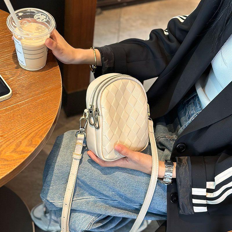 

Популярная в этом году маленькая женская сумка 2025 года, новинка, наплечная сумка-мессенджер, вертикальная мини-сумка для телефона, нишевый стиль, женская сумка из натуральной кожи Creamy-white (Retro White)