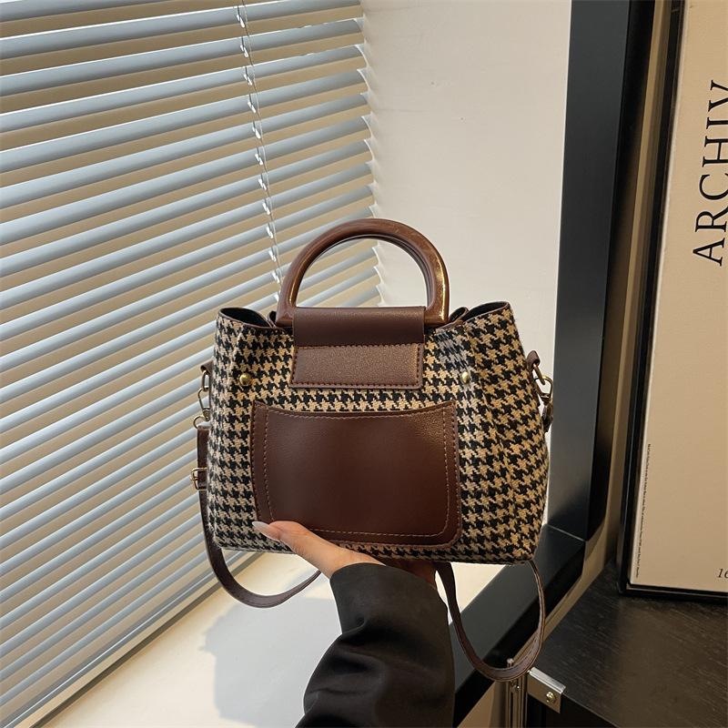 

Contrasting color handbag women s new 2025 trendy fashion small square bag French niche versatile casual shoulder messenger bag