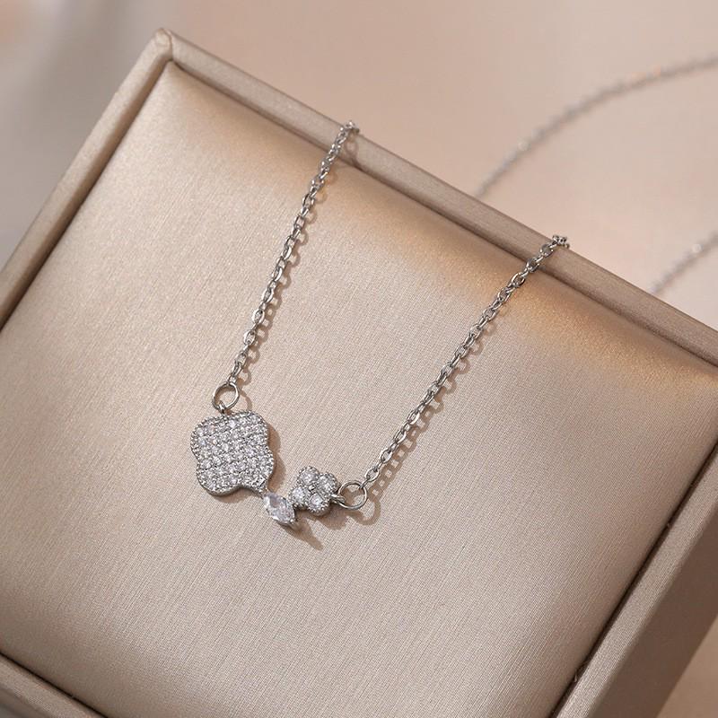 Women's Fashion Heart Pendant Necklace - Elegant, Simple Design, Versatile Clavicle Chain Jewelry