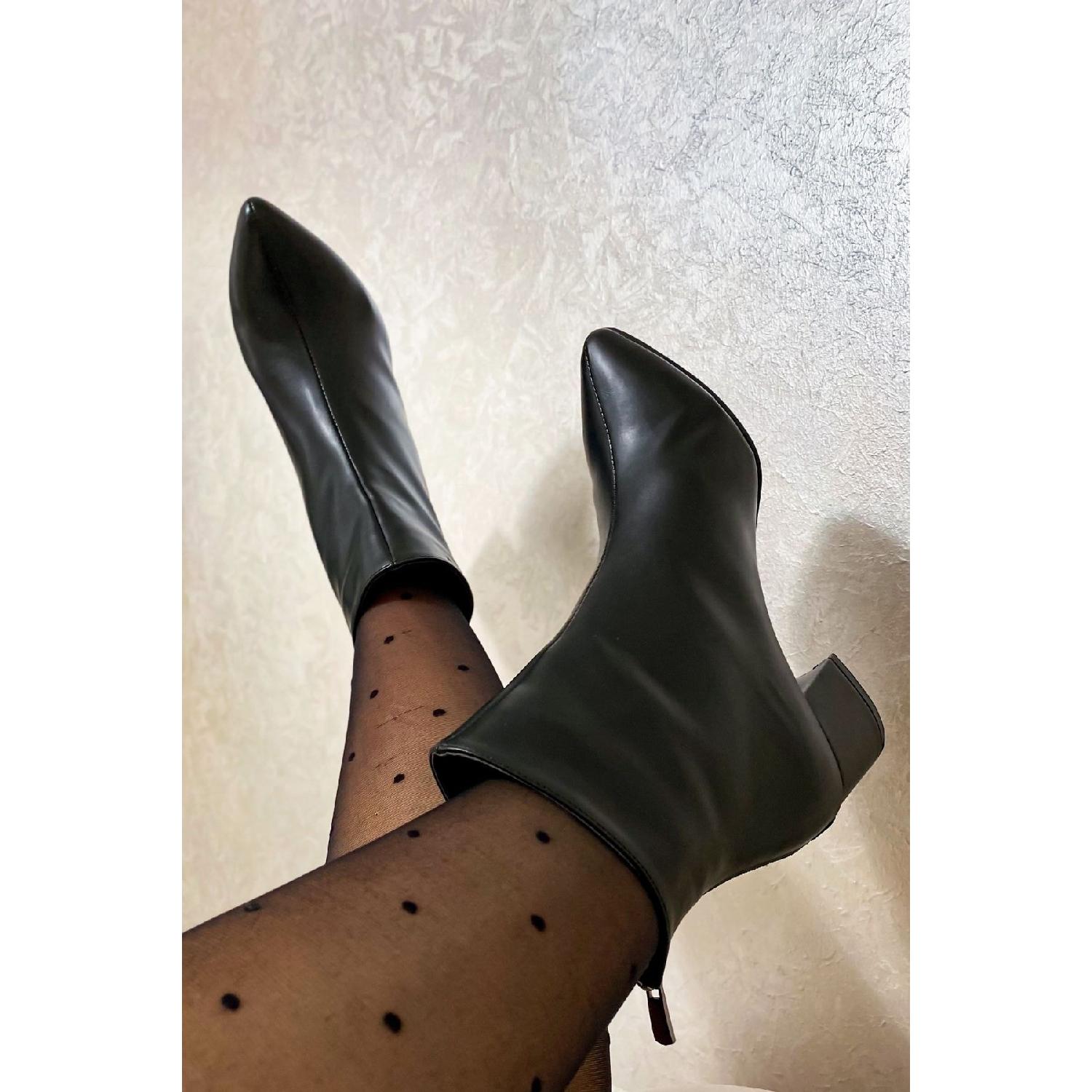 

Женские черные удобные ботинки на каблуке