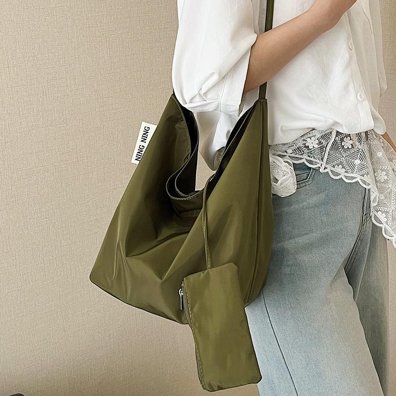 Korean Version of Simple Lazy Style Casual Large-capacity Nylon Cloth Bag, Light and Versatile Commuter Single Shoulder Messenger Tote Bag