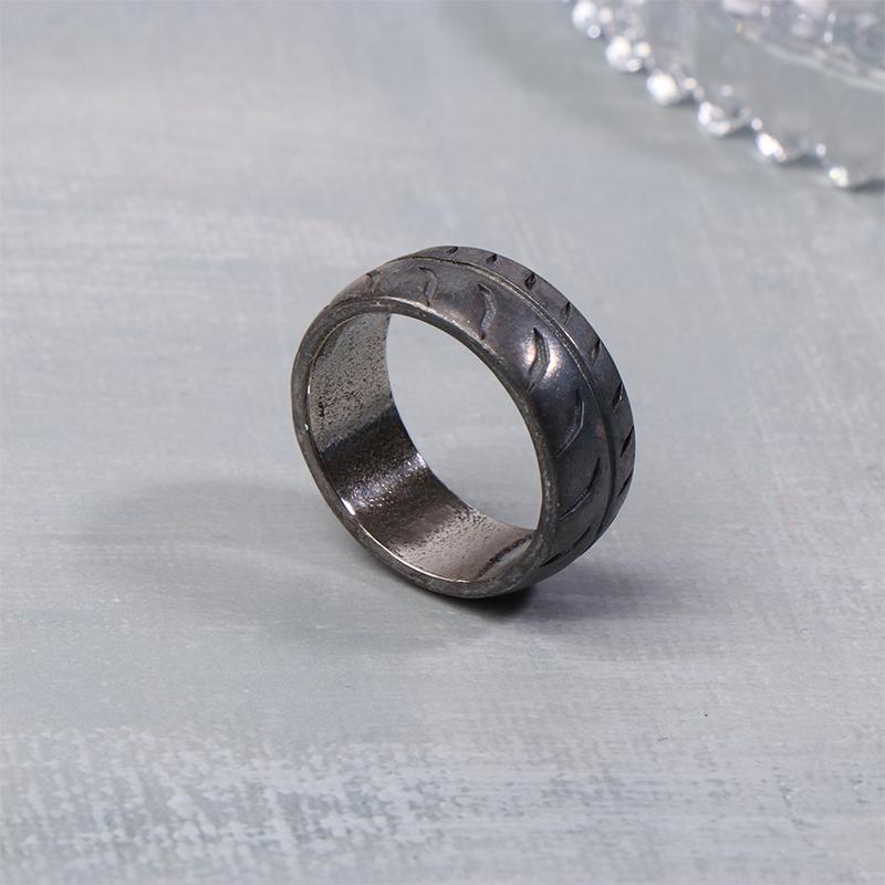 Pro milovníky závodění Ručně vyráběný kovový prsten s dezénem závodní pneumatiky Svatba závodního jezdce Šperky