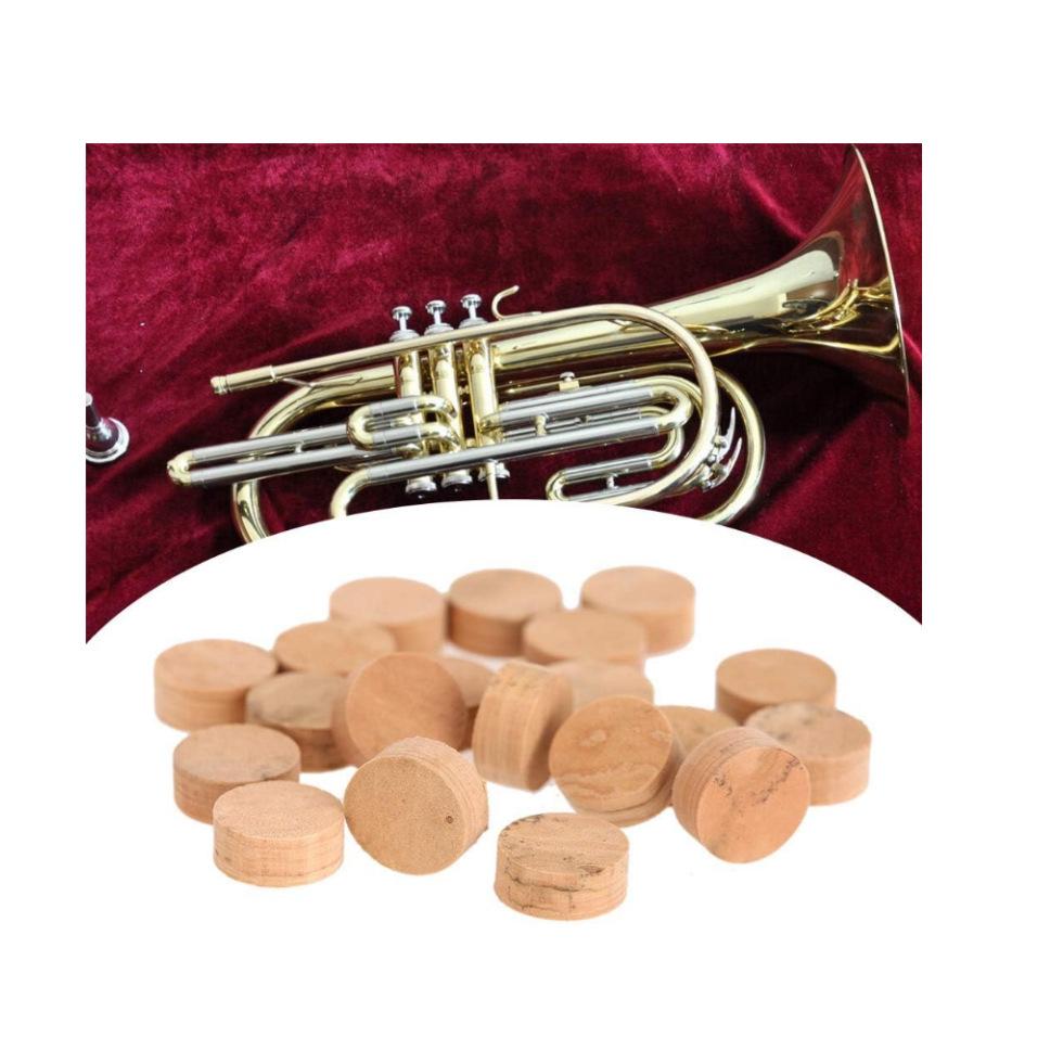 Reparationskit för B-trumpet: Inkluderar Skruvar, Fjädrar, Filtkuddar, Kork, Vattennyckel, Borste och Universella Nycklar.