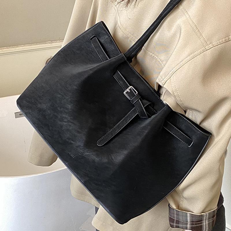 Retro Large-capacity Bag Women's Winter New Fashion Shoulder Bag Casual Commuter Handbag