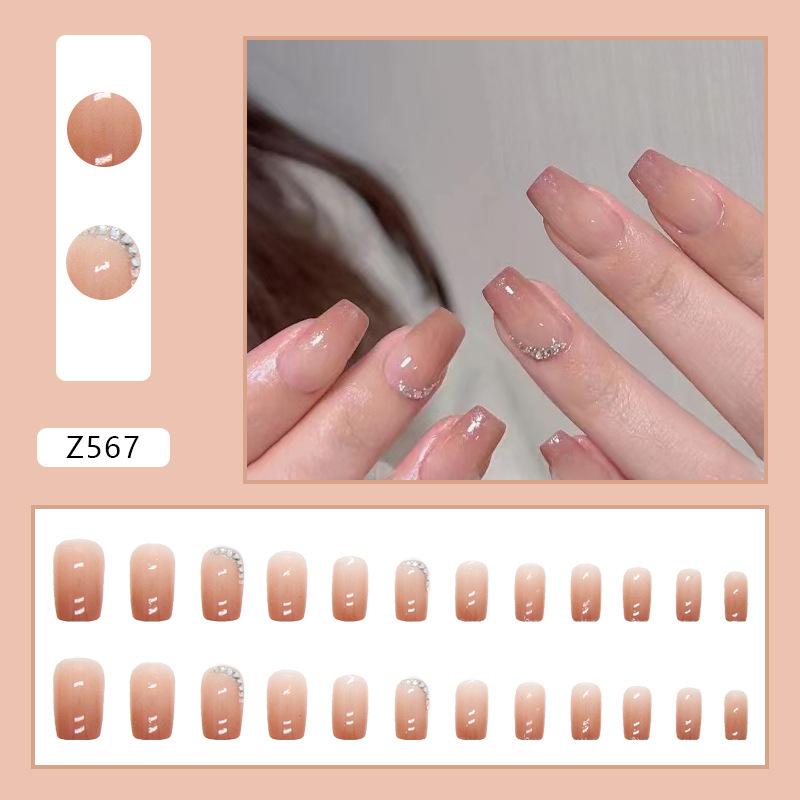 

Лед через постепенное изменение коричневого европейского квадрата, облаченного в доспехи, нежного и сладкого света, роскоши ветра, вспышки, ворса, алмазного маникюра