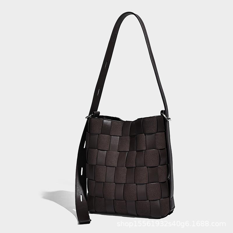 Niche Leisure Vacation Style Checkerboard Woven Armpit Bag for Women, New Commuter Mother Bag, Single Shoulder Crossbody Bucket Bag