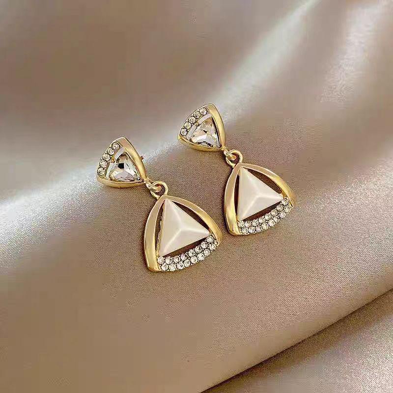 Cercei cu Flori din Piatră Ochi de Pisică Acul de Argint - Accesoriu de Modă Elegant, Versatil pentru Femei